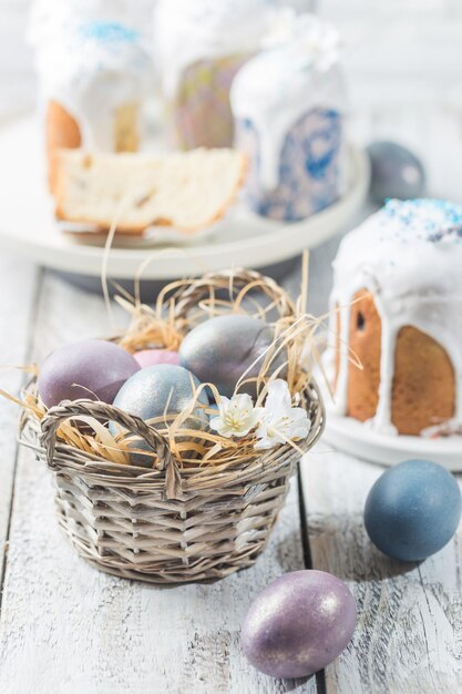 Tavola di Pasqua con uova di Pasqua su sfondo bianco