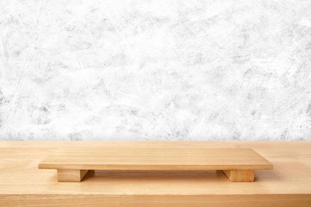 Tavola di sushi vuota su tavolo di legno con sfondo di texture di cemento bianco Vista dall'alto del legno della plancia per l'interior design o il montaggio di prodotti con supporto grafico mostra il tuo prodotto