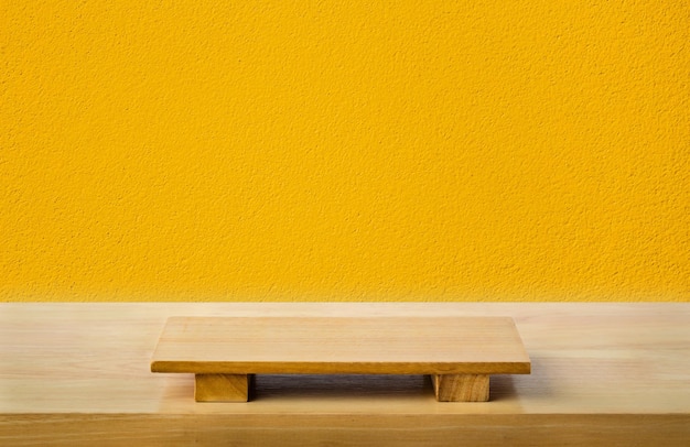 Tavola di sushi vuota su tavolo di legno con sfondo di texture di cemento giallo Vista dall'alto del legno della plancia per l'interior design o il montaggio di prodotti con supporto grafico mostra il tuo prodotto