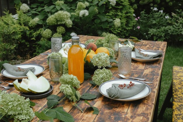 Tavola estiva apparecchiata per il brunch Pranzi all'aperto