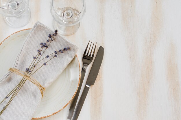 Tavola festiva con lavanda.