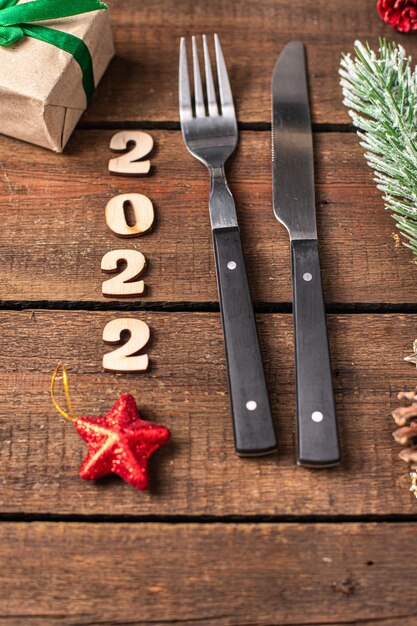 Tavola festiva impostazione posate di natale forchetta coltello capodanno pasto sul tavolo copia spazio cibo