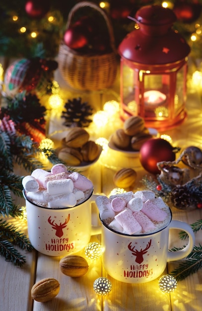 Tavola natalizia Tazze di cioccolata calda con noci dolci