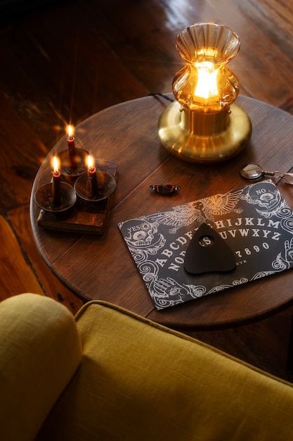 Tavola Ouija e disposizione delle candele accese ad alto angolo