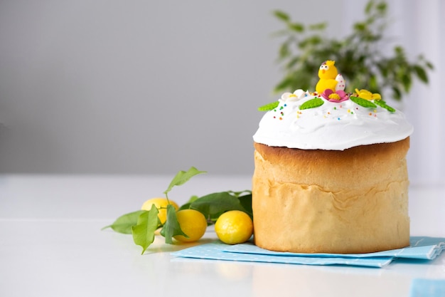 Tavola pasquale con dolce tradizionale a base di torta con glassa di marshmallow e decorazione primaverile.