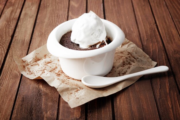 Tavola servita di torta di lava al cioccolato con gelato