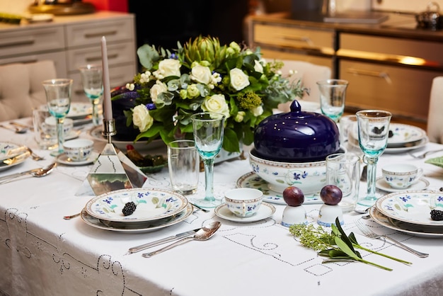 Tavola splendidamente decorata con fiori, candele, piatti e tovaglioli per matrimoni o altri eventi nel ristorante
