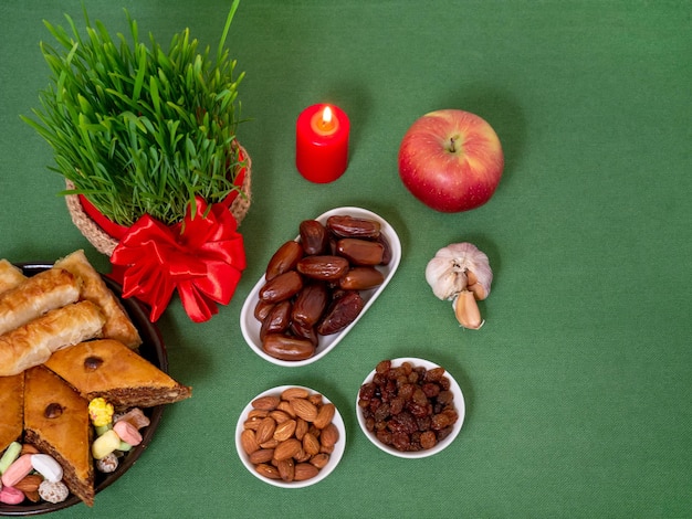 Tavola tradizionale dell'equinozio di primavera a Navruz erba di grano dessert di baklava araba dolci noci frutta secca