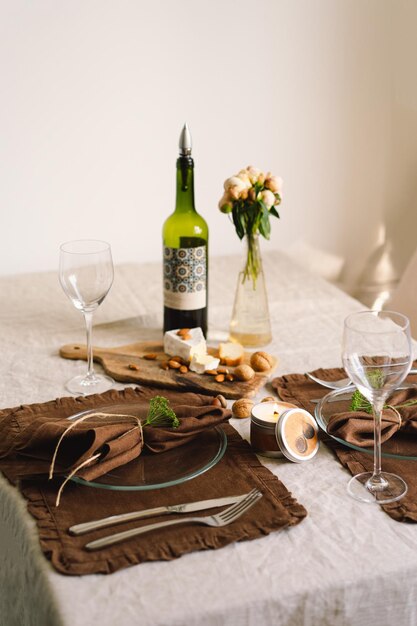 Tavola vintage con tovaglioli di lino e decorazioni floreali Primo piano Accogliente pasto tranquillo al mattino sotto il sole