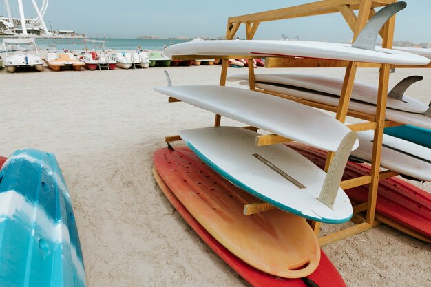 Tavole da surf impilate sulla rastrelliera su una spiaggia