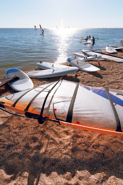 Tavole da windsurf sulla sabbia in spiaggia. Windsurf e stile di vita attivo.