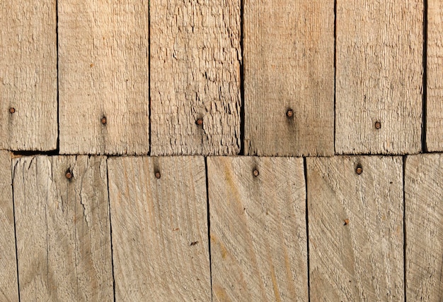 Tavole di legno con texture di viti e chiodi. Sfondo di assi di legno. Direzione verticale.