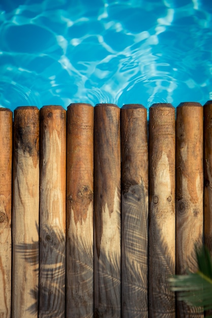 Tavole di legno contro l'acqua blu Vacanze estive concept