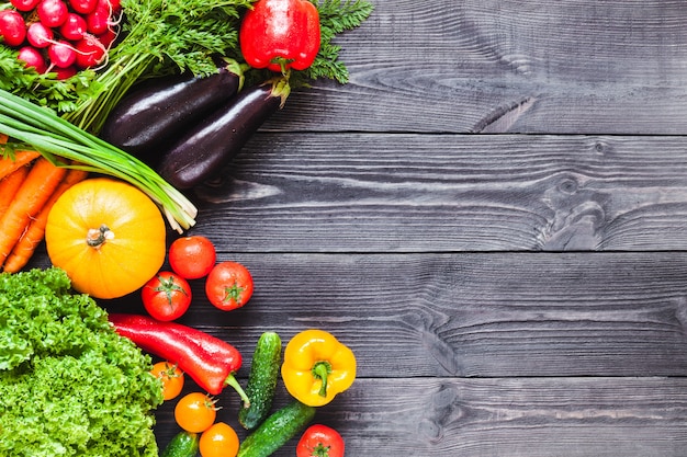 tavole di legno nero con verdure fresche.