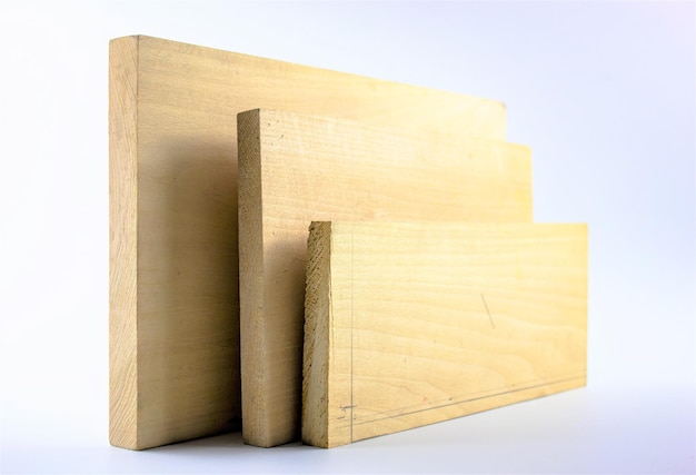 Tavole di legno su sfondo bianco Elementi di falegnameria di falegnameria isolati Tavole di legno per prodotti plotinka fatti a mano
