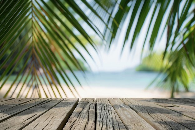 Tavole di legno vuote per il product placement con sfondo di spiaggia