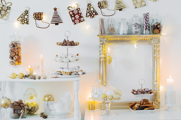 Tavoletta di cacao decorazione natalizia con biscotti e dolci in bianco e oro e stile vintage