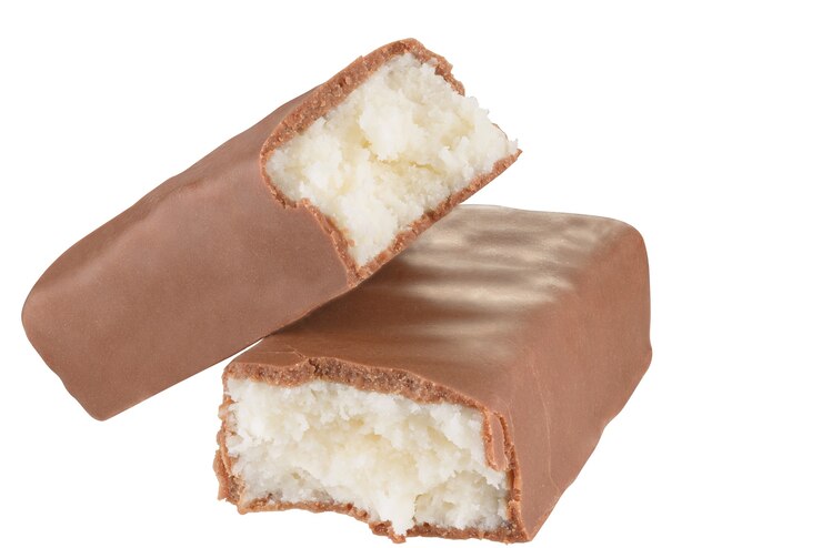 Tavoletta di cioccolato con ripieno di cocco. Isolato su uno sfondo bianco. Taglia usando un tracciato. Massima profondità di campo...