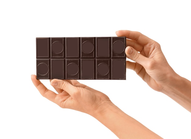 Tavoletta di cioccolato nelle mani su uno sfondo bianco