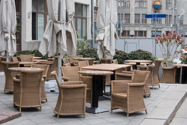 Tavoli all'aperto nel ristorante Veranda estiva del caffè