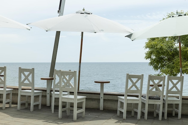 Tavoli con ombrelloni sui caffè sulla spiaggia