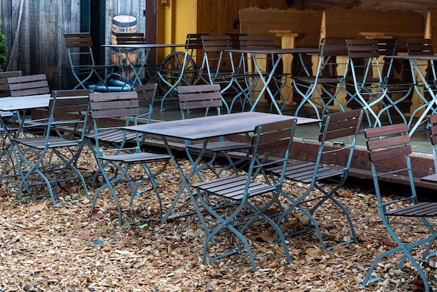 Tavoli da caffè in legno di metallo vuoti disposti sulla strada