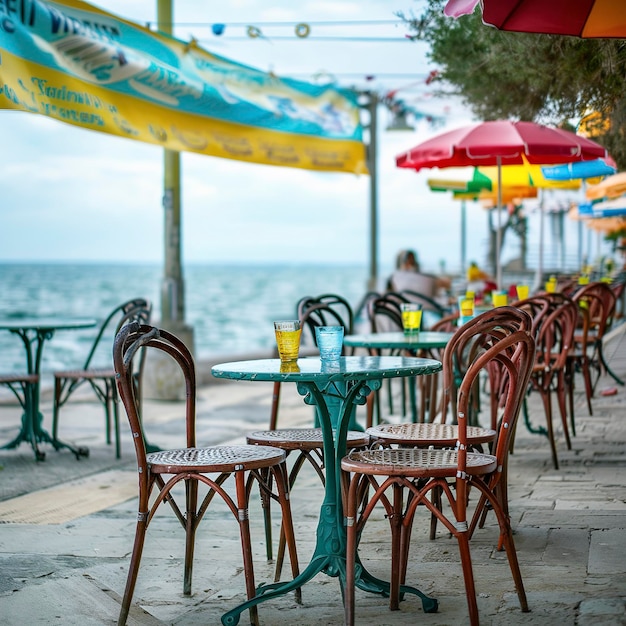 tavoli da caffè sul mare terrapieno mediterraneo banner di messa a fuoco selettiva
