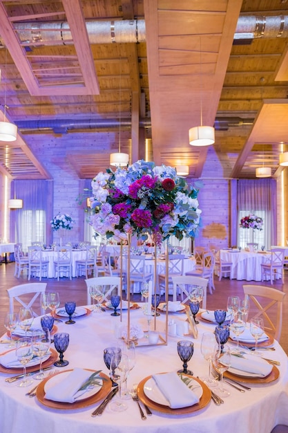 Tavoli di nozze in un ristorante con decorazioni e fiori