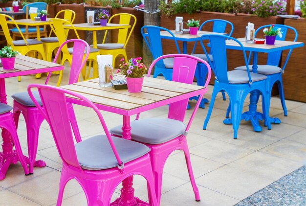 Tavoli e sedie colorati in un caffè all'aperto