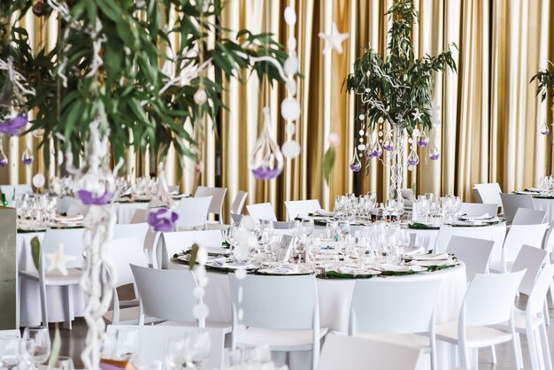 Tavoli ristorante decorati per la celebrazione del matrimonio