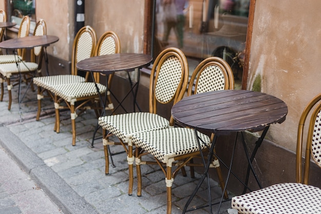 Tavoli vuoti tra le ore di pranzo. Terrazza del caffè vecchio stile