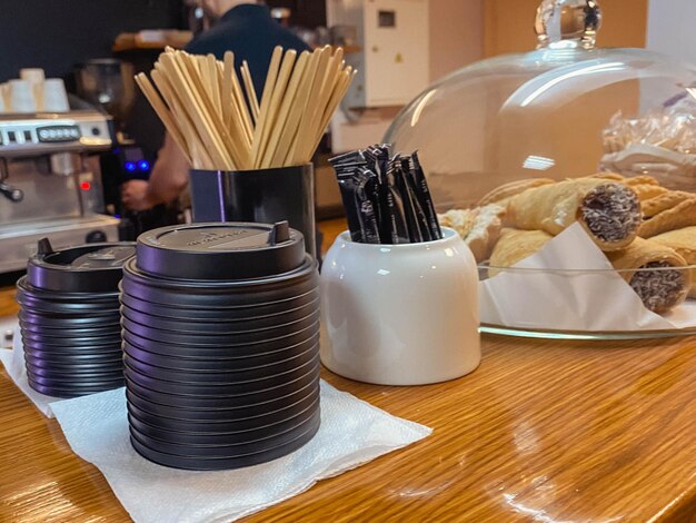 Tavolino da caffè con bancone self-service zucchero spezie spatole in legno per mescolare la bevanda