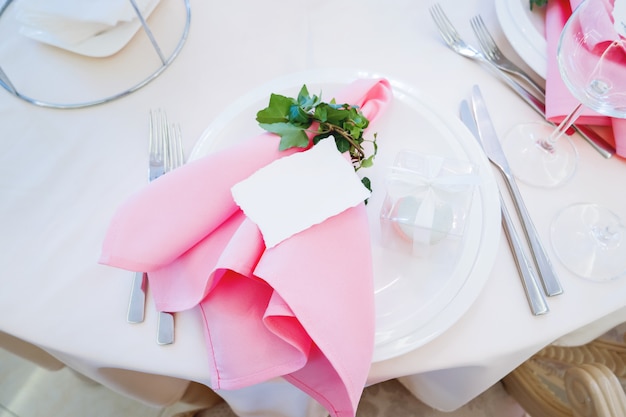 Tavolo apparecchiato per banchetto di nozze con posate
