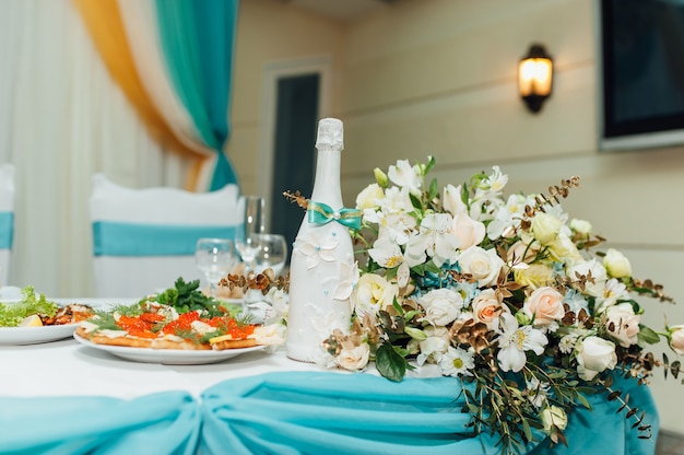 Tavolo apparecchiato per matrimonio o altro evento di catering
