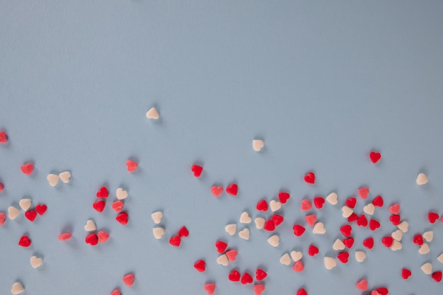 Tavolo blu con caramelle a cuore