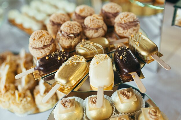 Tavolo buffet con dolci dolci