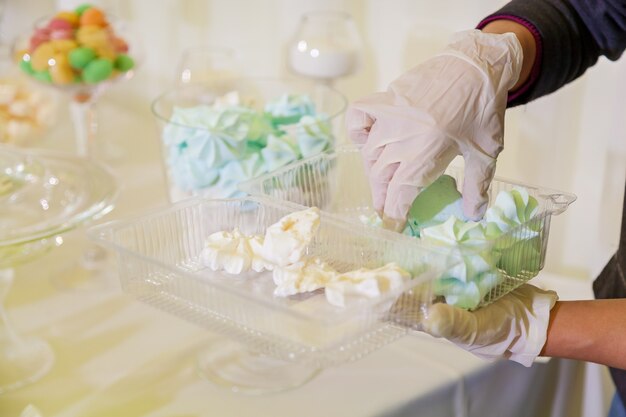 Tavolo colorato con dolci per il matrimonio,Tavolo dolce alla celebrazione del matrimonio