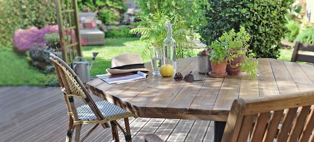 Tavolo con bevanda e mela in una terrazza in legno in una casa di campagna per il relax
