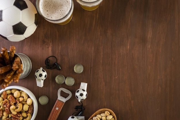 Tavolo con birra e snack salati per la festa del calcio.