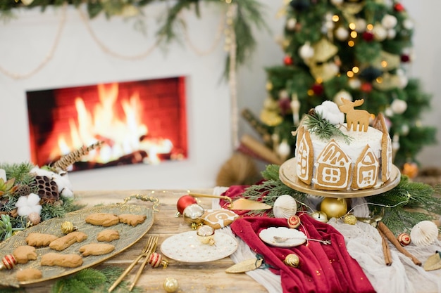 Tavolo con cena di Natale vicino al camino