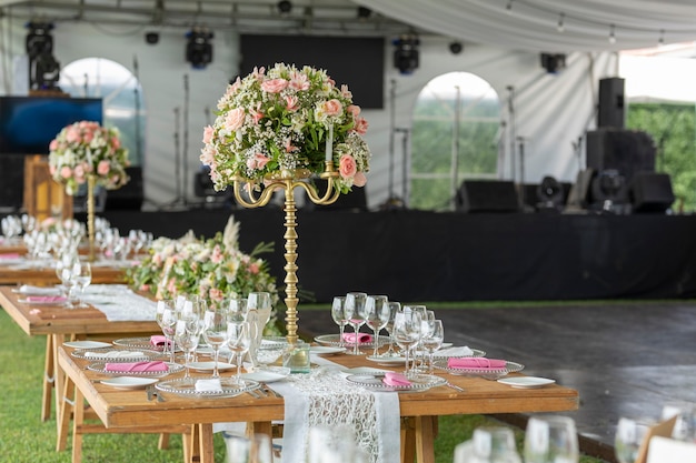 Tavolo con composizioni floreali e stoviglie in occasione di un evento sociale in Event Garden