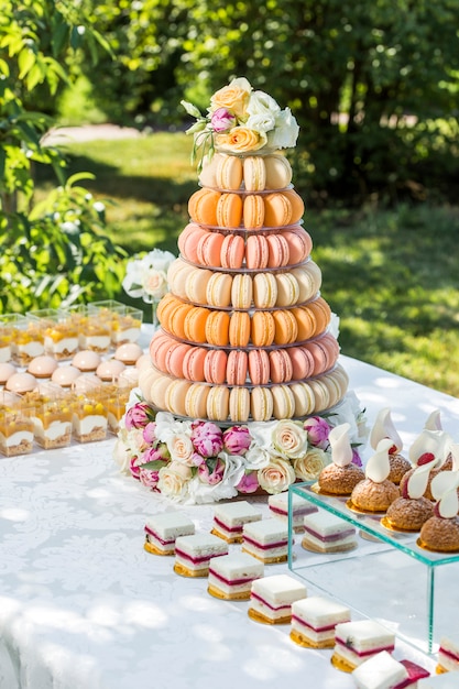 Tavolo con dolci decorati con fiori e torta amaretto