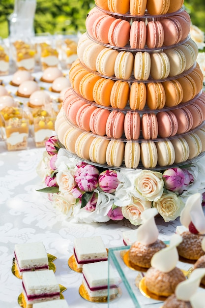 Tavolo con dolci decorati con fiori e torta amaretto
