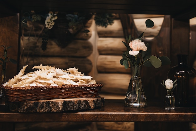 Tavolo con dolci e dolcetti vicino vaso di fiori