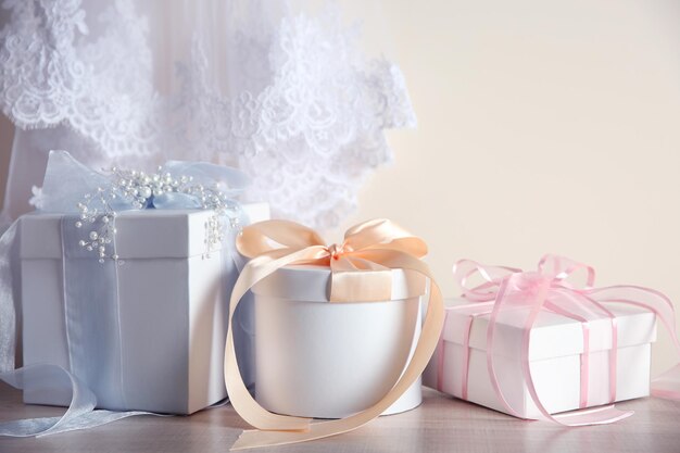 Tavolo con scatole regalo per il giorno del matrimonio