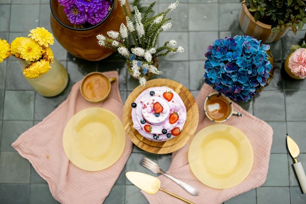 Tavolo con torta e fiori