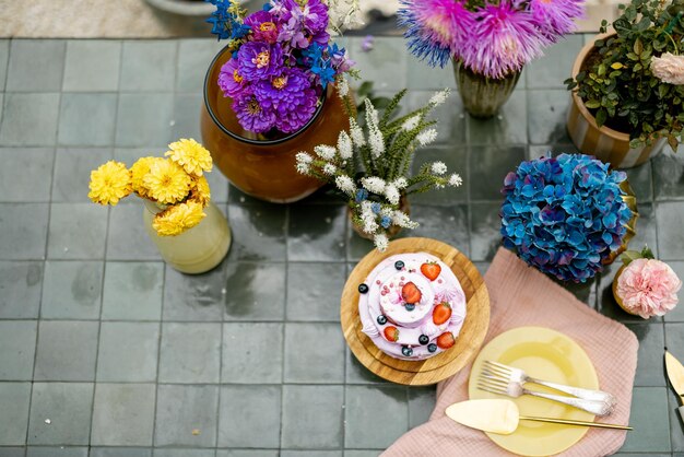 Tavolo con torta e fiori