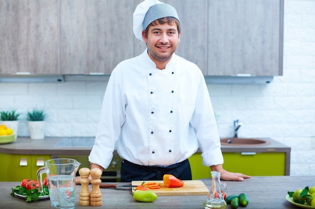 tavolo cuoco freschezza uniforme in piedi