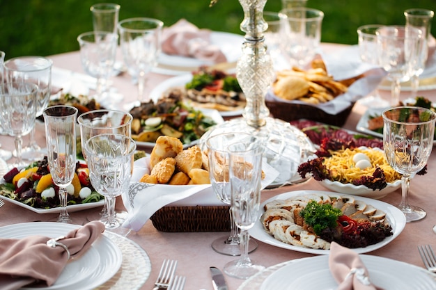 Tavolo da banchetto con varietà di antipasti orientali