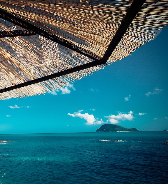 Tavolo da bar di caffè all'aperto sulla spiaggia di Cameo a Zakynthos, Grecia